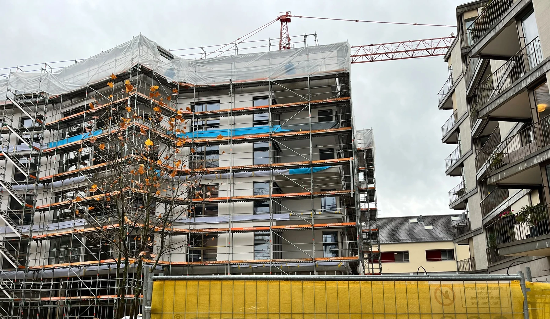 Mehrfamilienhaus mit Gerüst während der Bauphase
